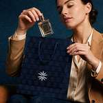 Cliente déballant son achat Nice Airport Shopping