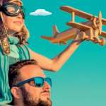 visuel de l'affiche de l'a fête de l'aviation 2024 - fillette avec un avion en bois dans la main sur les épaules de son papa