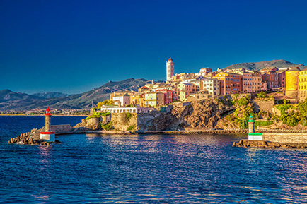 La citadelle de Bastia en Corse au bord de l'eau
