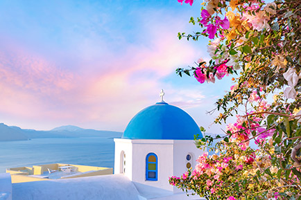 Vue sur la mer Égée depuis les dômes d'Oia à Santorin en Grèce