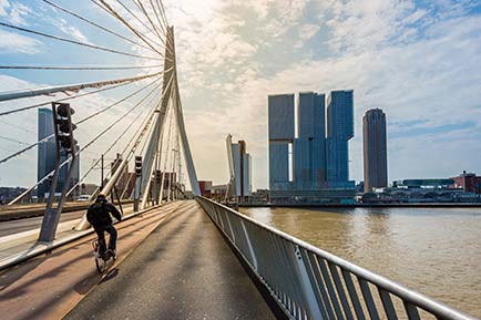 Velo sur un pont de Rotterdam