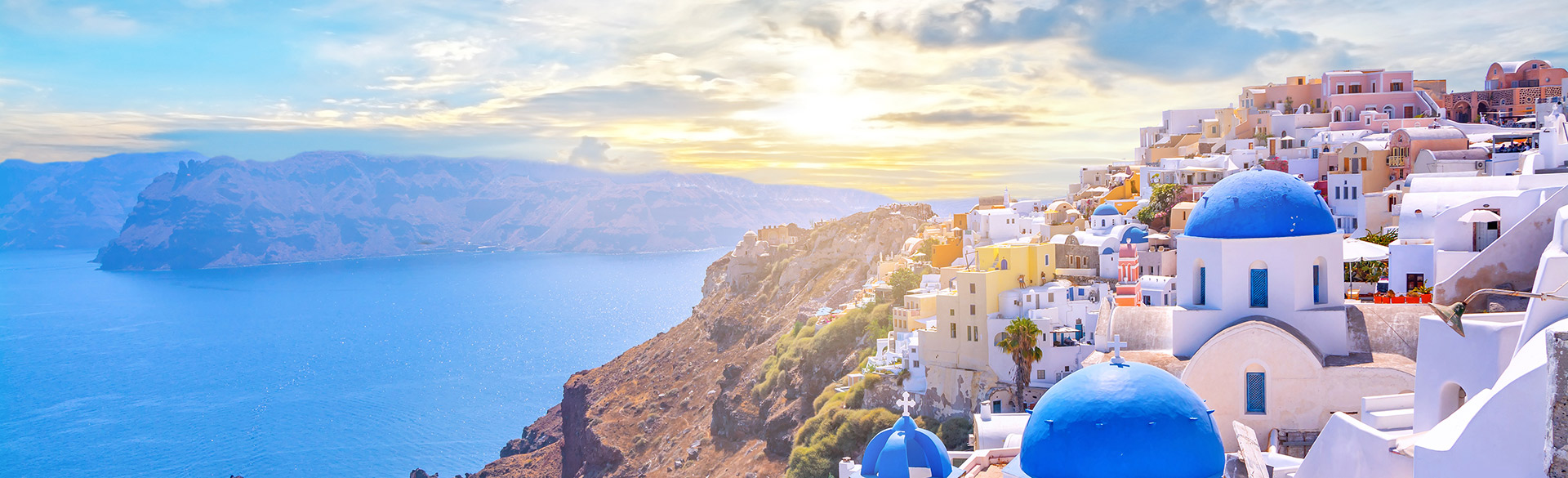 Vue sur la mer Égée depuis l'un des villages de l'île de Santorin en Grèce