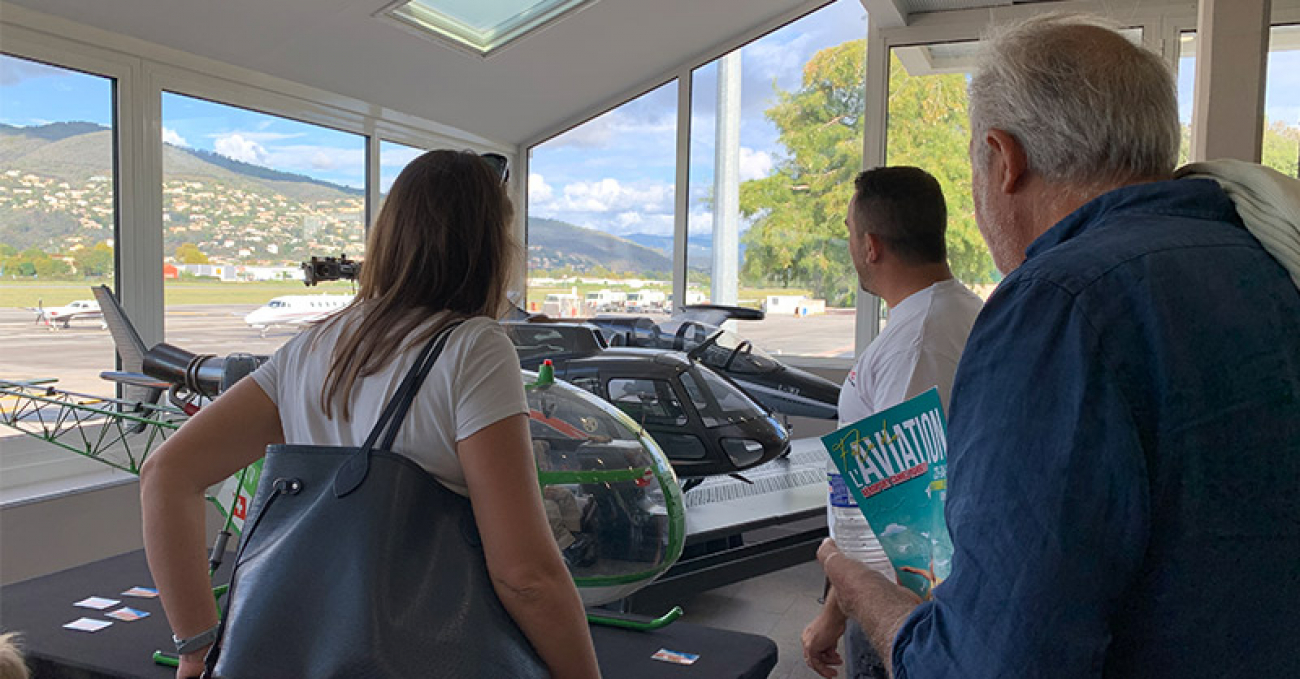Visiteurs devant des maquettes d'hélico - Fête de l'aviation Cannes-Mandelieu